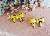 Par de brincos laço amarelo