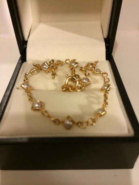 Pulseira com pérolas pequenas com banho de ouro 18kl