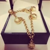 Pulseira com bolas penduradas banho 18kl