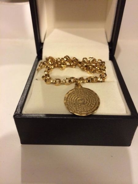 Pulseira com o pai nosso escrito banhado a ouro 18kl