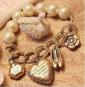 Pulseira pérolas e pingentes