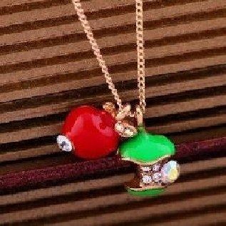 Corrente com pingentes de maçãs